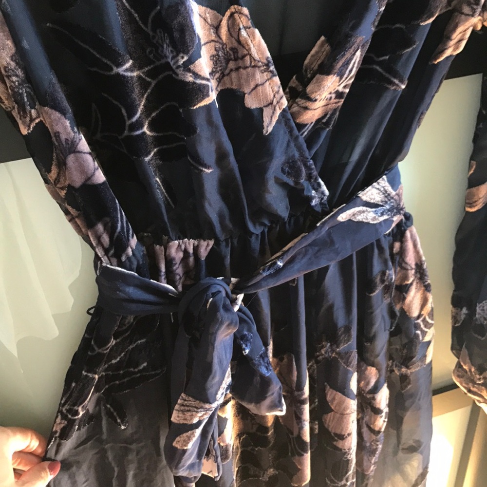 Long navy blue and velvet rose pattern dress - Picture 4 of 7